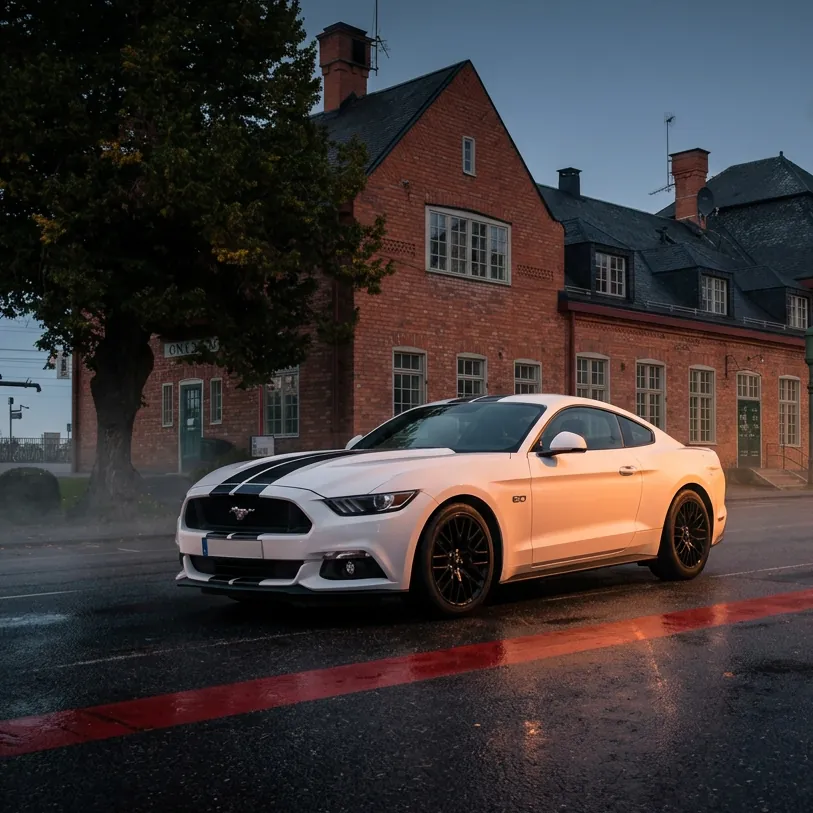 Vit Ford Mustang GT med svarta racingränder på blöt gata